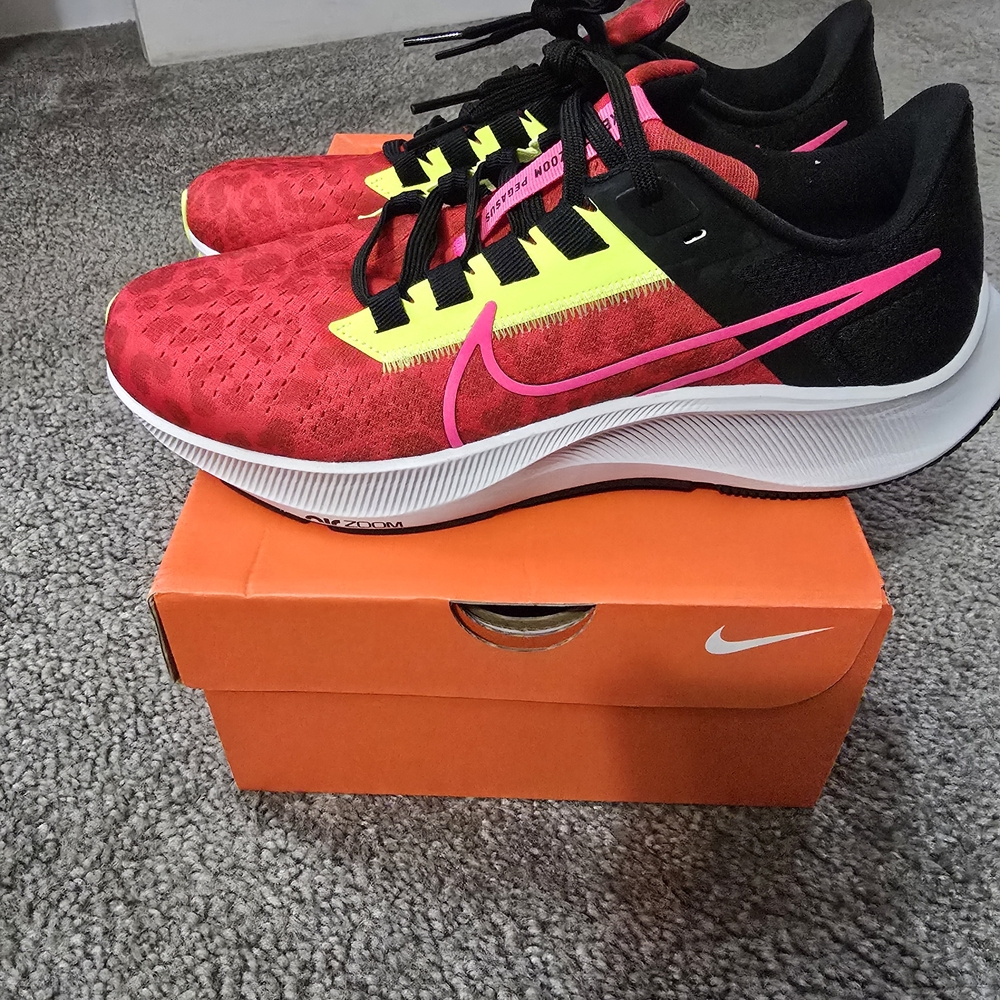 Nike Air Zoom Pegasus 38: Chile Red/ Hyper Pink-Black